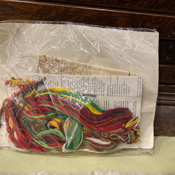 VTG The Creative Circle Cozy Hearth Crewel Embroidery Kit #2300 Sealed (1985) - Picture 3 of 5
